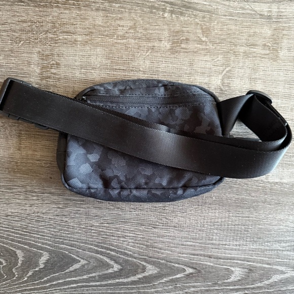 lululemon Everywhere Belt Bag - Fragment Camo Jacquard Black Deep Coal - Picture 5 of 8